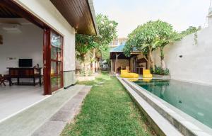 une vue extérieure d'une maison avec piscine dans l'établissement Cantik ArtVilla for big company by ArthouseBali, à Uluwatu