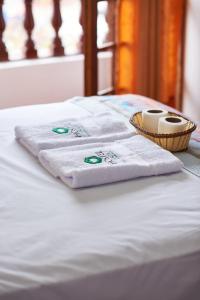 um par de toalhas sentadas em cima de uma cama em Hostel Prada em Lima
