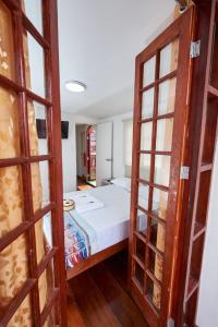 1 dormitorio con 1 cama en una habitación en Hostel Prada en Lima