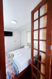 Hostel Prada في ليما: غرفة نوم بسرير وباب خشبي