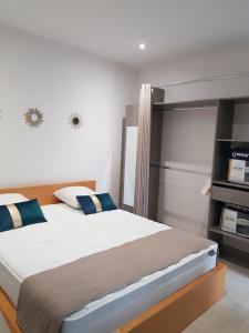 Un dormitorio con una cama grande y un estante en Mon Gîte en Château-du-Loir