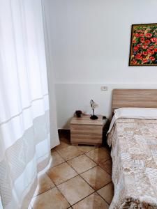 une chambre avec un lit, une commode et une fenêtre dans l'établissement Domo Janas GuestHouse, à Olbia 36 autres photos
