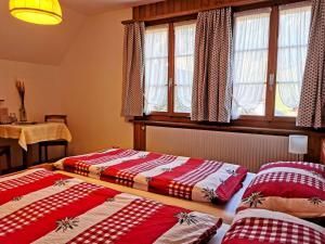 Postel nebo postele na pokoji v ubytování Gasthof Kreuz Marbach