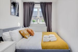 倫敦的住宿－Modern 1 Bed Apartment - Nine Elms, Battersea，一间卧室配有带毛巾的床