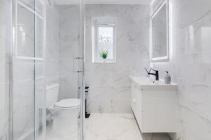 倫敦的住宿－Modern 1 Bed Apartment - Nine Elms, Battersea，白色的浴室设有卫生间和水槽。