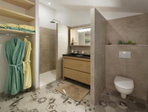 ein Bad mit einem WC und einem Waschbecken in der Unterkunft Mas de la Mare in Saint-Andiol