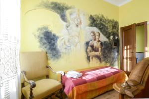 PortacomaroにあるHistoric and quiet house in the Langhe&Monferratoの壁画のあるベッドルーム