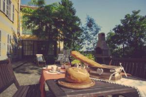 een tafel met een brood erop bij Historic and quiet house in the Langhe&Monferrato in Portacomaro
