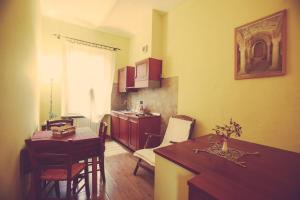 een keuken en eetkamer met een tafel en stoelen bij Historic and quiet house in the Langhe&Monferrato in Portacomaro
