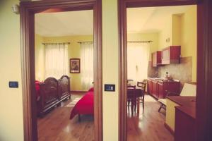 een kamer met een keuken en een eetkamer bij Historic and quiet house in the Langhe&Monferrato in Portacomaro