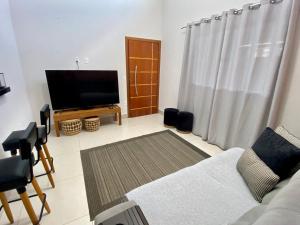 Televisyen dan/atau pusat hiburan di Casa bem Equipada 3 quartos