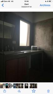 een badkamer met een wastafel en een raam bij Las yucas in Mercedes