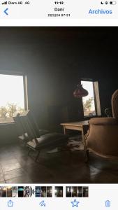 een woonkamer met een tafel en een bank en een tafel en stoelen bij Las yucas in Mercedes