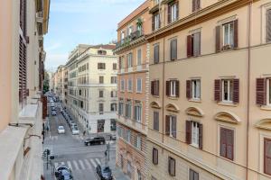 widok na ulicę miejską z budynkami w obiekcie Claudia House Roma Termini w Rzymie