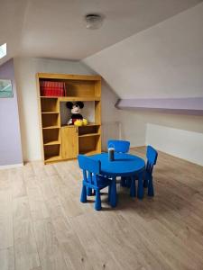 a toy room with a blue table and chairs at Maison RNA spacieuse 5 chambres in Saint-Witz