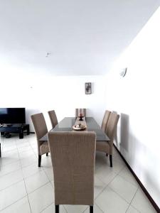 comedor con mesa y sillas en Bliss Apartments T3 - Zita - On The Beach en Mindelo