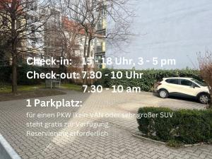 eine Anzeige für ein Auto, das auf einem Parkplatz parkt in der Unterkunft Wohnen im Herzen von Graz in Graz
