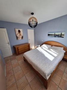 Ένα ή περισσότερα κρεβάτια σε δωμάτιο στο Maison en Provence avec jacuzzi +19 φωτογραφίες