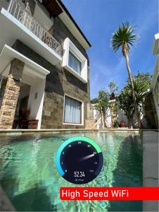 un reloj en una piscina frente a una casa en Hills House Villa by Globalstay - Jimbaran x Balangan x GWK, en Jimbaran