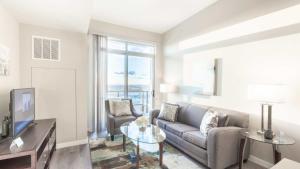 斯坦福德的住宿－Luxury Apartment In Harbor Point，带沙发和电视的客厅