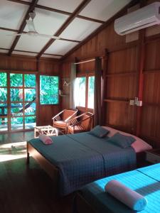 sypialnia z 2 łóżkami w pokoju w obiekcie Cabañas Bajo Bosque Drake w mieście Bahía Drake