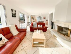 uma sala de estar com um sofá e uma lareira em Villa 4 étoiles sur le Golf Makila près de Biarritz em Bassussarry