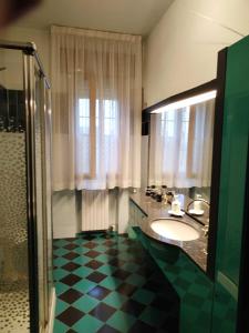 a bathroom with a sink and a shower at Casa Di Campagna in Gazzo Veronese