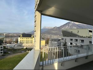 een balkon met uitzicht op de bergen bij View Point Imperial lake in Annecy