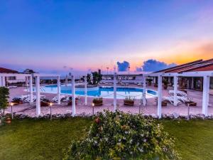 Bazén v ubytování Le Mandrelle Beach Resort nebo v jeho okolí
