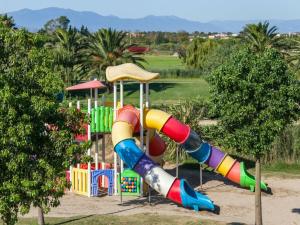 - une aire de jeux avec toboggan dans un parc dans l'établissement Camping Le Soleil de la Méditerranée - Roan, à Saint-Cyprien