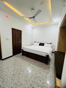 um quarto com uma cama e um tecto em Hotel Golden Garh em Jaisalmer