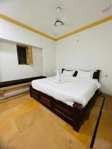um quarto com uma cama grande num quarto em Hotel Golden Garh em Jaisalmer