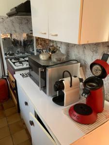 encimera de cocina con microondas y fogones en Maison indépendante à proximité des lacs en Saint-Pierre-Bellevue