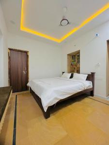 Cette chambre comprend un grand lit blanc. dans l'établissement Hotel Golden Garh, à Jaisalmer