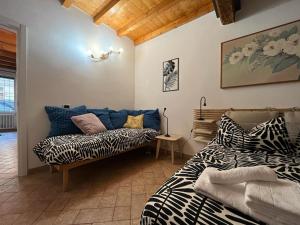 1 dormitorio con 2 camas y sofá en Casa Vacanze Myrasol en Bolonia