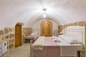 um quarto com duas camas num quarto em Casa Relax em Mesagne
