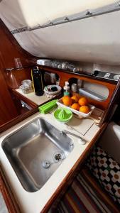 Waterlife في لشبونة: طاولة مطبخ مع حوض وبعض البرتقال