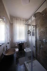 e bagno con doccia, servizi igienici e lavandino. di Venezia House a Mestre