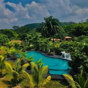 een luchtzicht op een zwembad in een resort bij Manikgoda Tea Paradise in Matugama