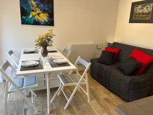 een woonkamer met een tafel en een bank bij Bel Appartement indépendant lumineux - St-Maximin in Saint-Maximin-la-Sainte-Baume