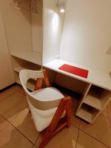 Bilik mandi di Hometel +66 gambar