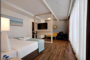 een hotelkamer met een bed en een bureau bij The Palomar By Crossway in Chennai