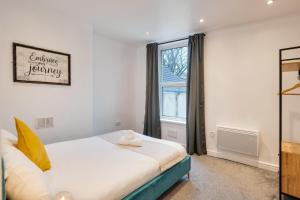 sypialnia z łóżkiem i oknem w obiekcie 2 Bedroom Apartment Near City Centre, Uni & Parks! w Cardiff