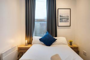 sypialnia z łóżkiem z niebieską poduszką w obiekcie 2 Bedroom Apartment Near City Centre, Uni & Parks! w Cardiff