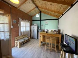 Pokój z kuchnią ze stołem i lodówką w obiekcie TINY HOUSE Potrerillos w mieście Potrerillos