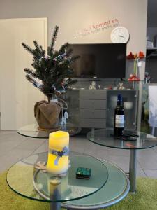 een tafel met een kerstboom en een fles wijn bij Rosenhirsch Ferienwohnung in Altenau