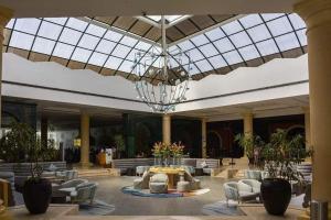 een grote lobby met stoelen en een kroonluchter bij Double room with garden in Sharm El Sheikh