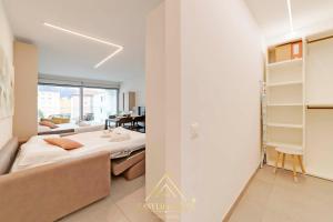 - une chambre avec un lit et un salon dans l'établissement Avorio Wonderful and Modern Loft in Bellinzona -By EasyLife Swiss, à Bellinzone