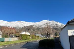 une rue avec des montagnes enneigées en arrière-plan dans l'établissement La maison de Lilette proche Argelès Gazost, à Ayzac-Ost