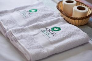 una cesta de toallas y dos rollos de papel higiénico en Hostel Prada en Lima